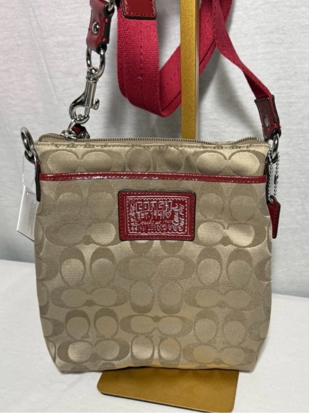 NEW NWT COACH Signature Daisy Crossbody Bag Womens Swingpack Purse Khaki Red